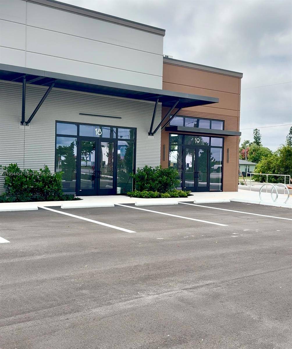 Alico L7 Plaza is a brand new commercial development, offering modern retail units ideal for owner users ready to establish or expand their business in one of Southwest Florida s ...