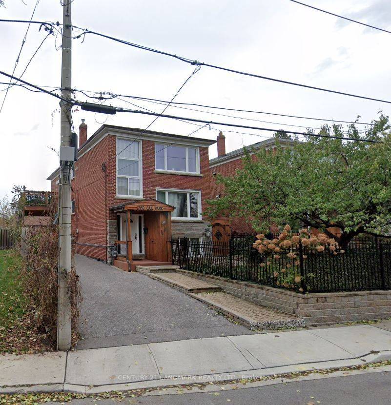 Amazing Legal Triplex, property zoned for a 6 plex, surrounded by everet, park 4 car garage, three 2 bedroom units, its like owning 3 houses in one, close to the ...