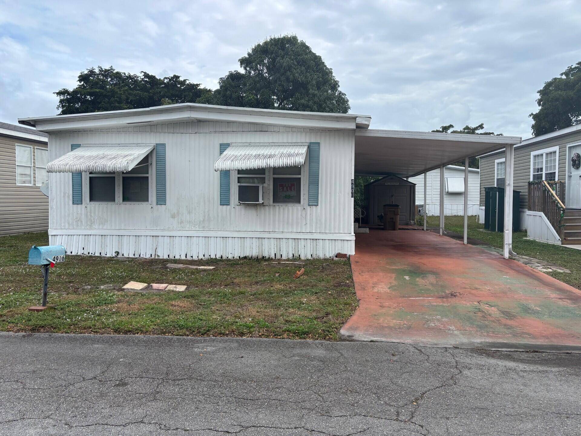 PRICE REDUCED ! ! ! DON'T MISS THE OPPORTUNITY TO VIEW THIS SPACIOUS 3 BR'S, 2 BATH'S HOME LOCATED AT COUNTRY KNOLLS, THE WORRY FREE SOUTH FLORIDA LIFESTYLE.