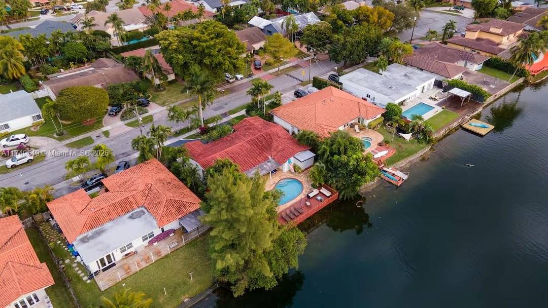 Espectacular 4 BD 3 full BA home with direct lake view from the moment you enter.