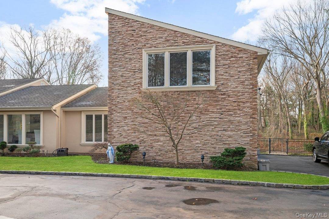 Welcome to Rodeo Drive in Prestigious Oyster Bay Cove !