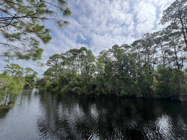 Another wonderful property in Leisure Lakes on the canal !