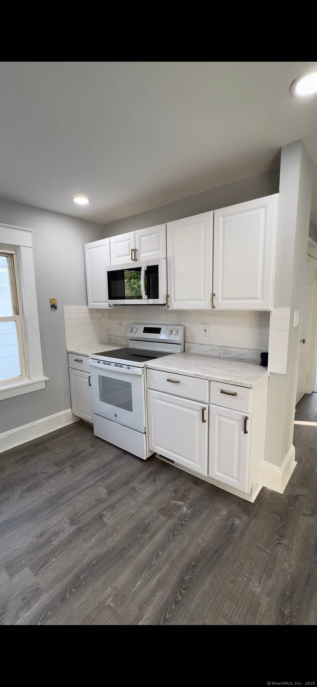 Located in the sought after Silvermine neighborhood, this beautiful 4 bedroom apartment offers comfort and convenience.