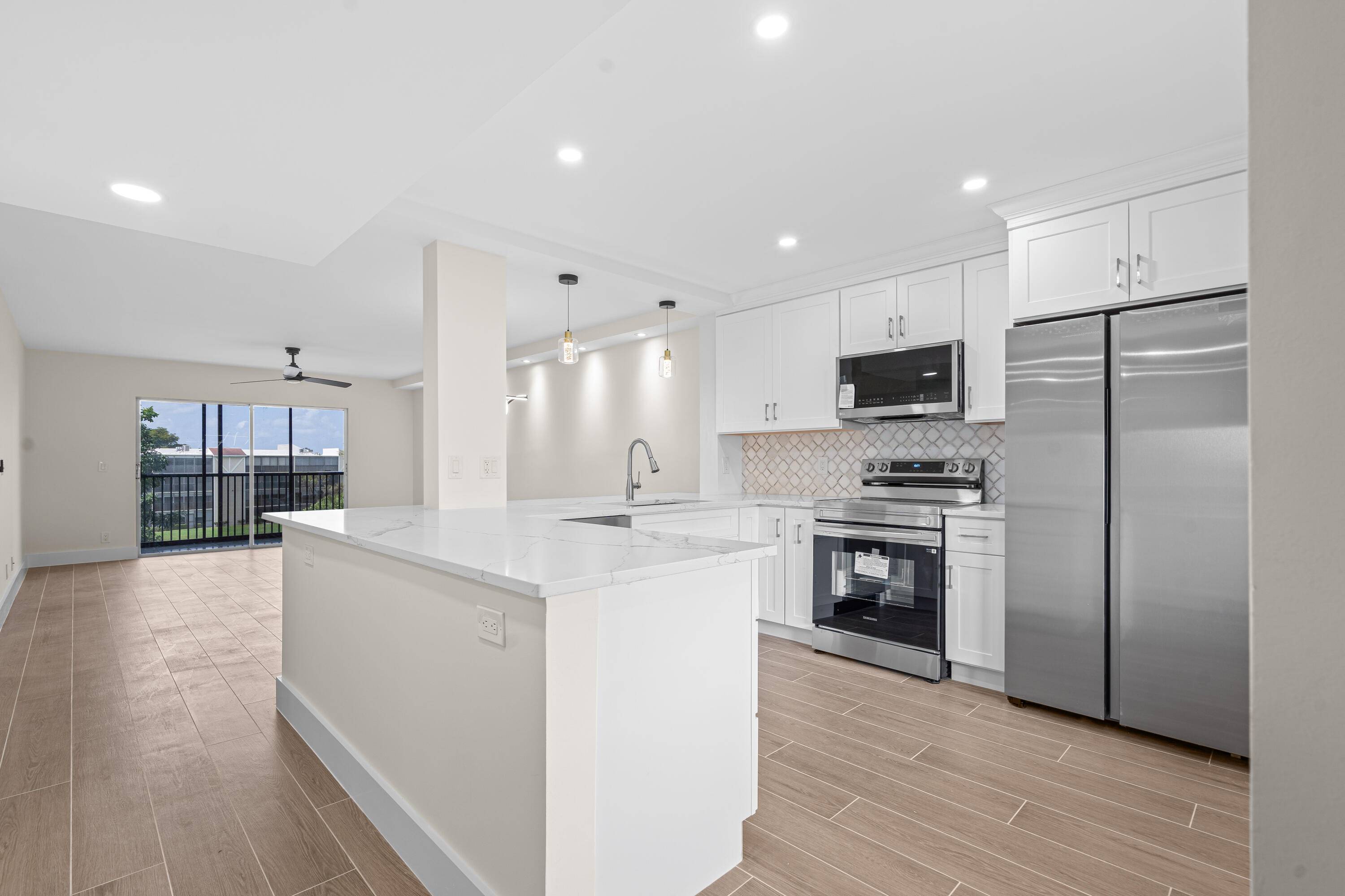 One of the nicest units in Huntington Lakes this waterfront unit features White shaker wood cabnitry, marble backsplash, designer quartz countertop, wood look porcelin tile floors, new baseboards freshly painted ...