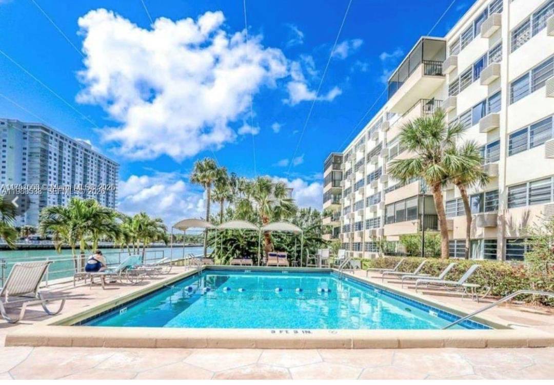 Beautiful Waterview Apartment with Balcony Walk to the Beach !