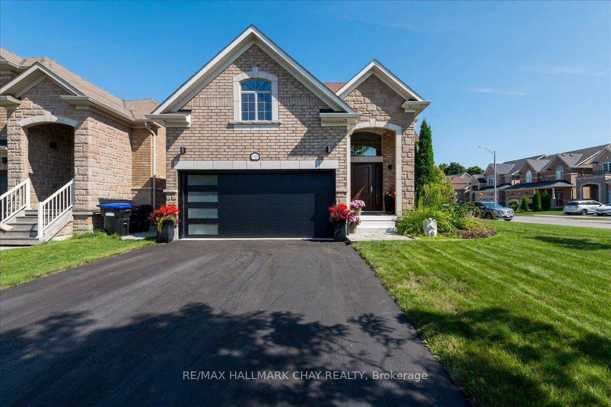 Beautifully Finished Bungaloft In The Heart Of Alcona !