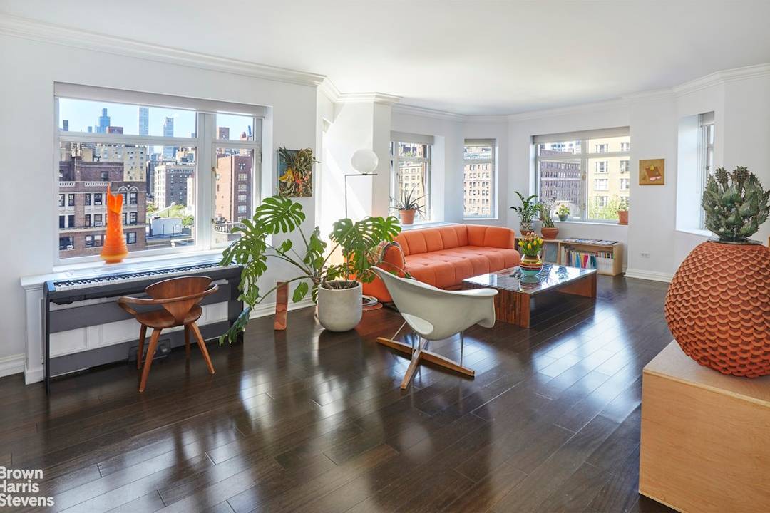 Beautiful Corner 3 bedroom with light and views Spectacular renovated corner three bedroom, three bath home with open city views and sunlight pouring in all day.
