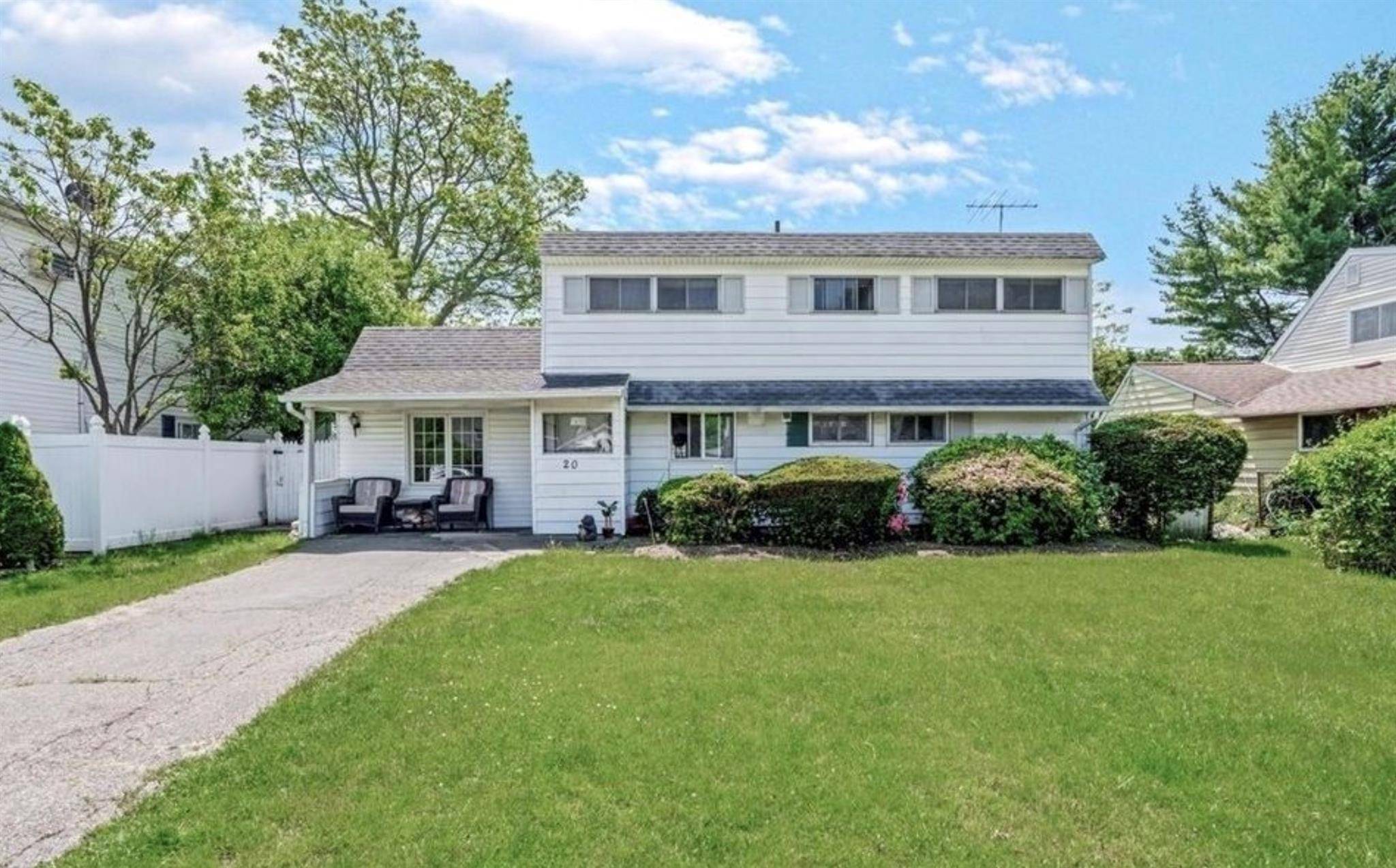 Beautifully Maintained Colonial in the Heart of Hicksville This spacious and meticulously cared for colonial sits on a generous 60 x 100 lot and offers approximately 2, 150 square feet ...