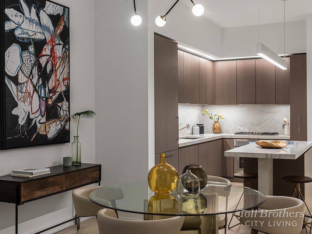 Situated in the heart of West Soho, this spacious 2 bedroom, 2 bathroom property is located in one of the newest luxury condominiums in downtown 77 Charlton.