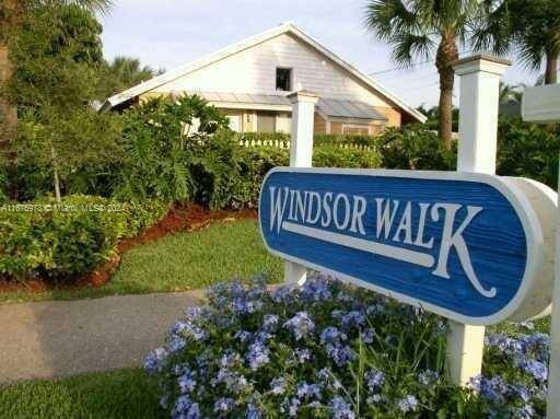 Welcome to this beautifully updated 2 bedroom 1 bathroom condo located in the sought after community of Windsor Walk.