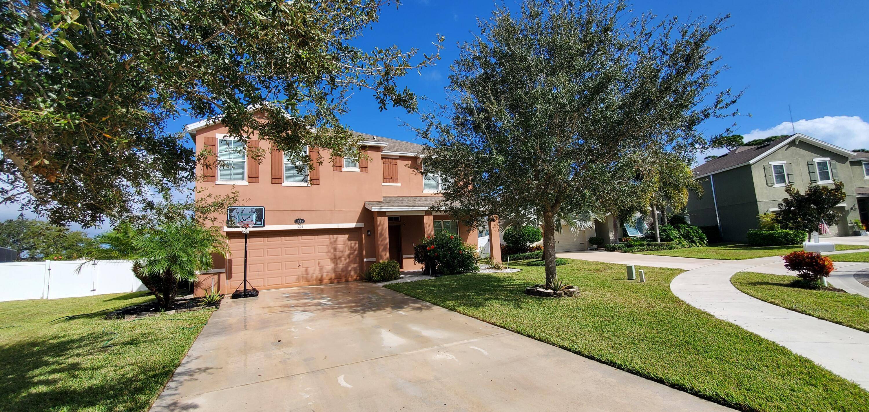 It's a family affair when it comes to this over sized corner lot that has 3326sf of space for you to play with.