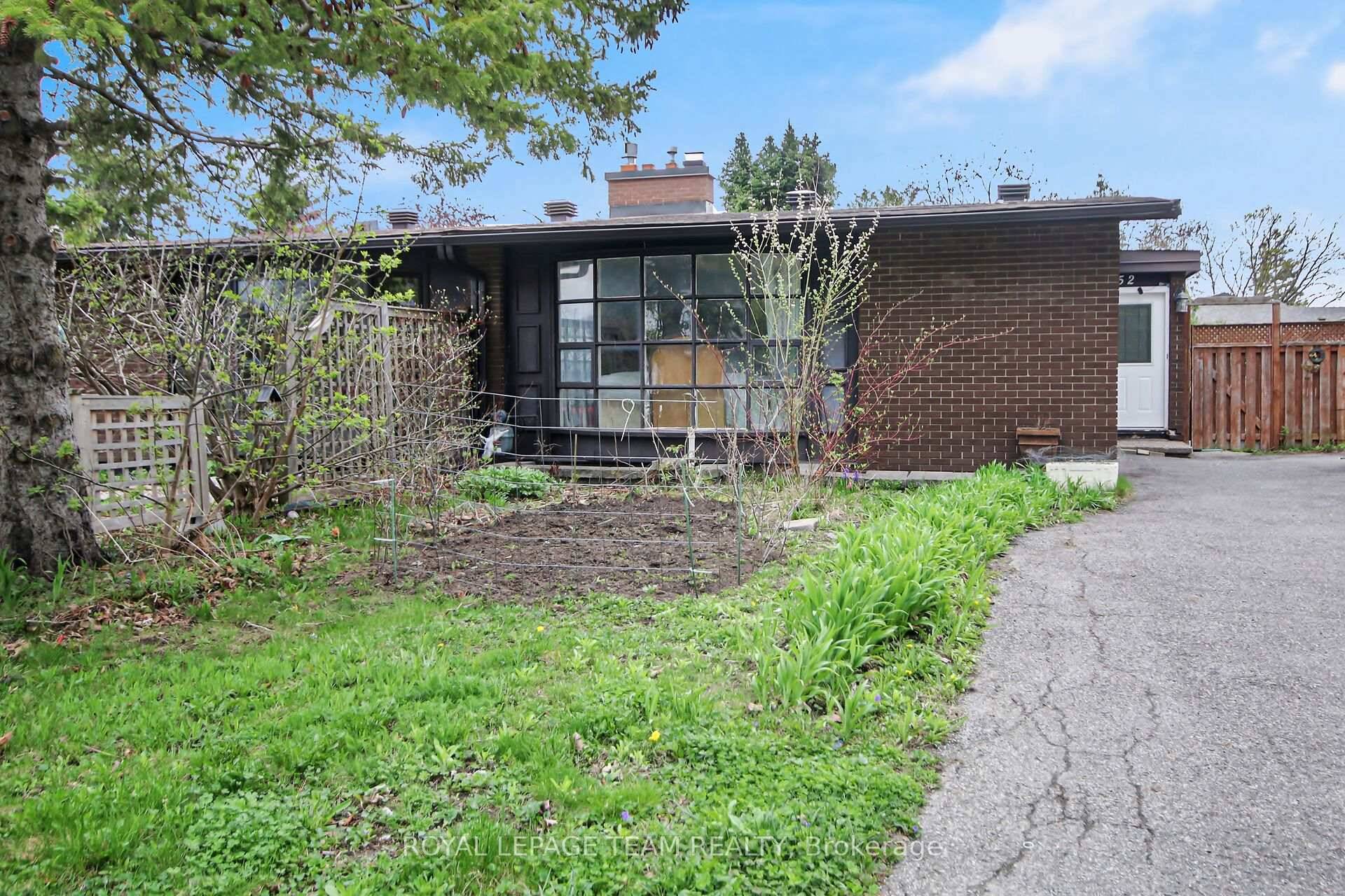 This charming semi detached 4 bedroom bungalow boasts an excellent location in a wonderful, family friendly neighborhood.