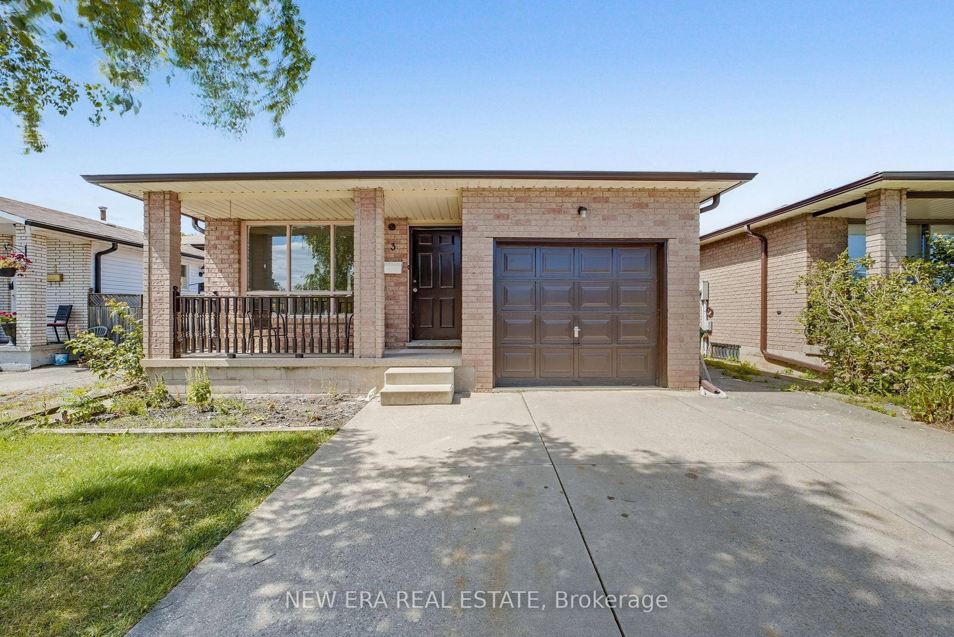 Welcome to 3 Envoy Boulevard in Stoney Creek.