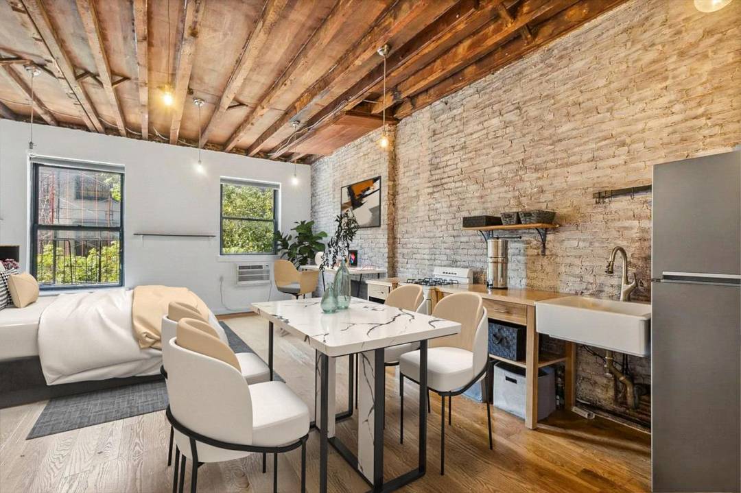 Welcome to 105 W 77th St, a lovely condo located in the heart of the Upper West Side in Manhattan.