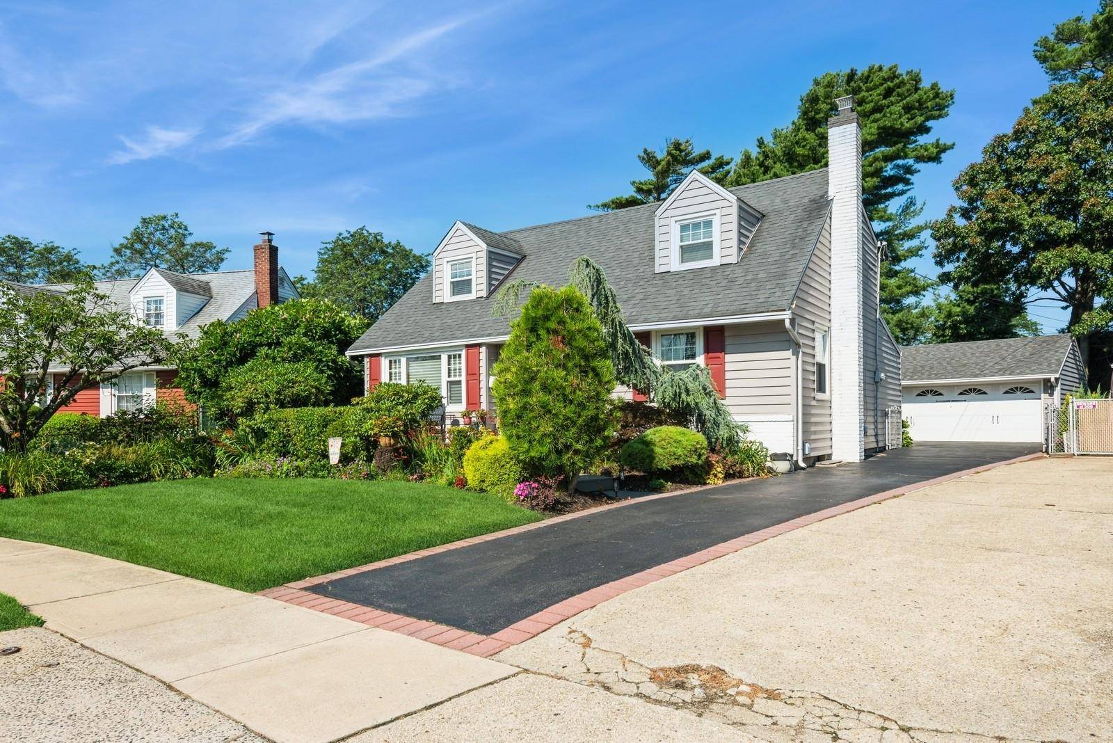 Impeccable home with true convenience !