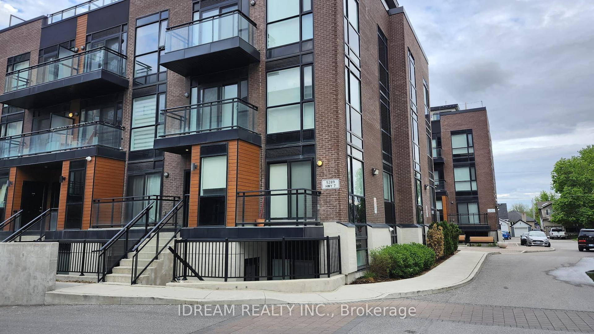 HOT LOCATION ! Absolutely stunning 2 1 bed, 2.