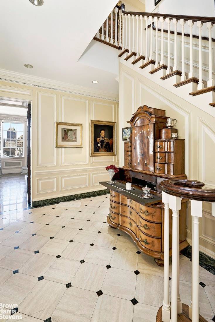 This exceptional and sun drenched duplex residence occupies the top two floors of this iconic building.