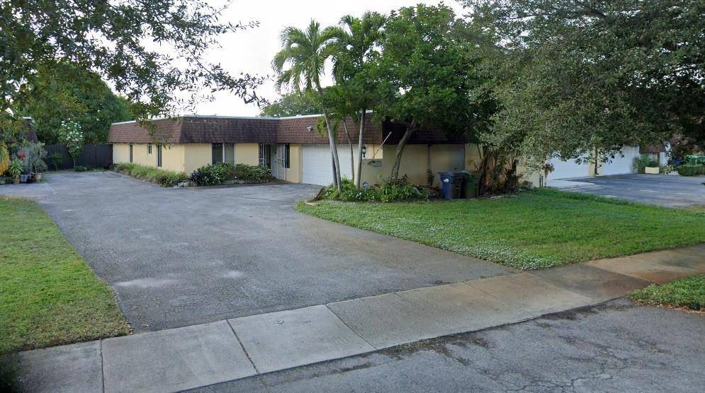 Beautifully updated 3 bedroom, 3 bath townhouse located in the desirable Country Club of Miami community.