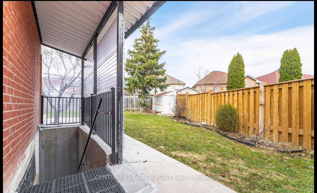 Absolutely Stunning, Exceptional opportunity to rent a beautiful Legal one bedroom apartment in a Premium Pie Shaped Lot With Huge B Yard.