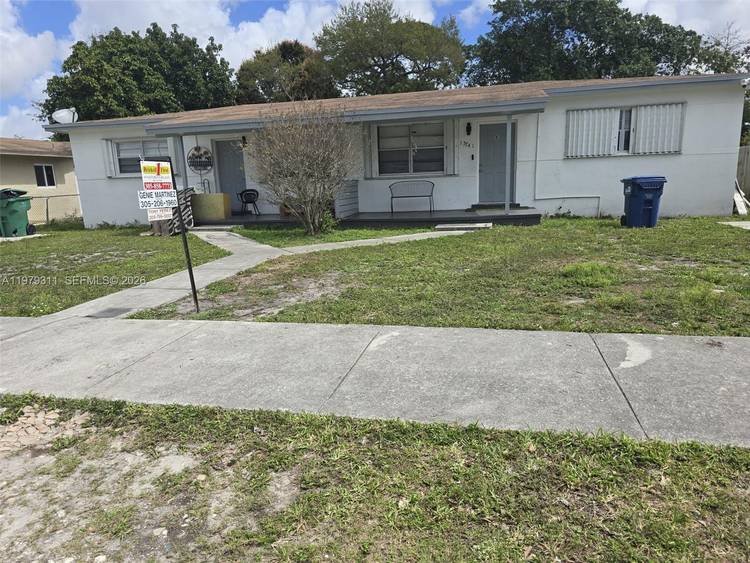 EXECELENT INVESTOR OPPORTUNITY GREAT DUPLEX 2 BED 1BATH O EACH SIDE CENTRALLY LOCATED.