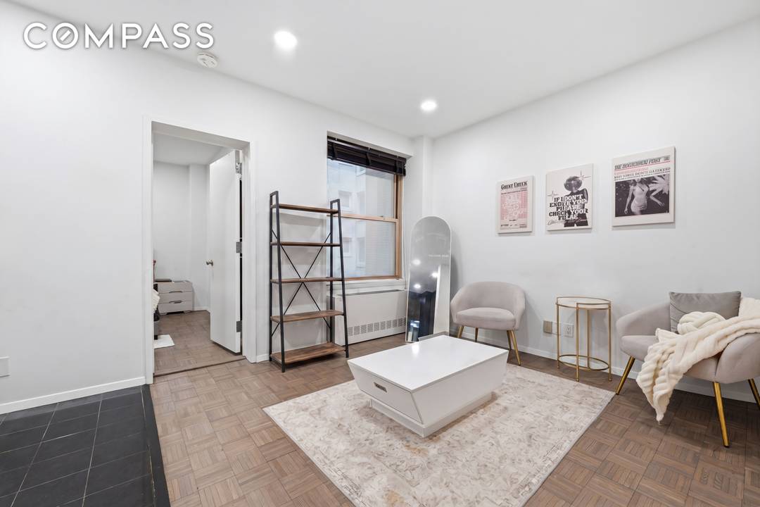 Positioned within the established prewar condominium Trump Parc East on Central Park South, Residence 7E offers a discreet and efficient one bedroom directly across from Central Park.