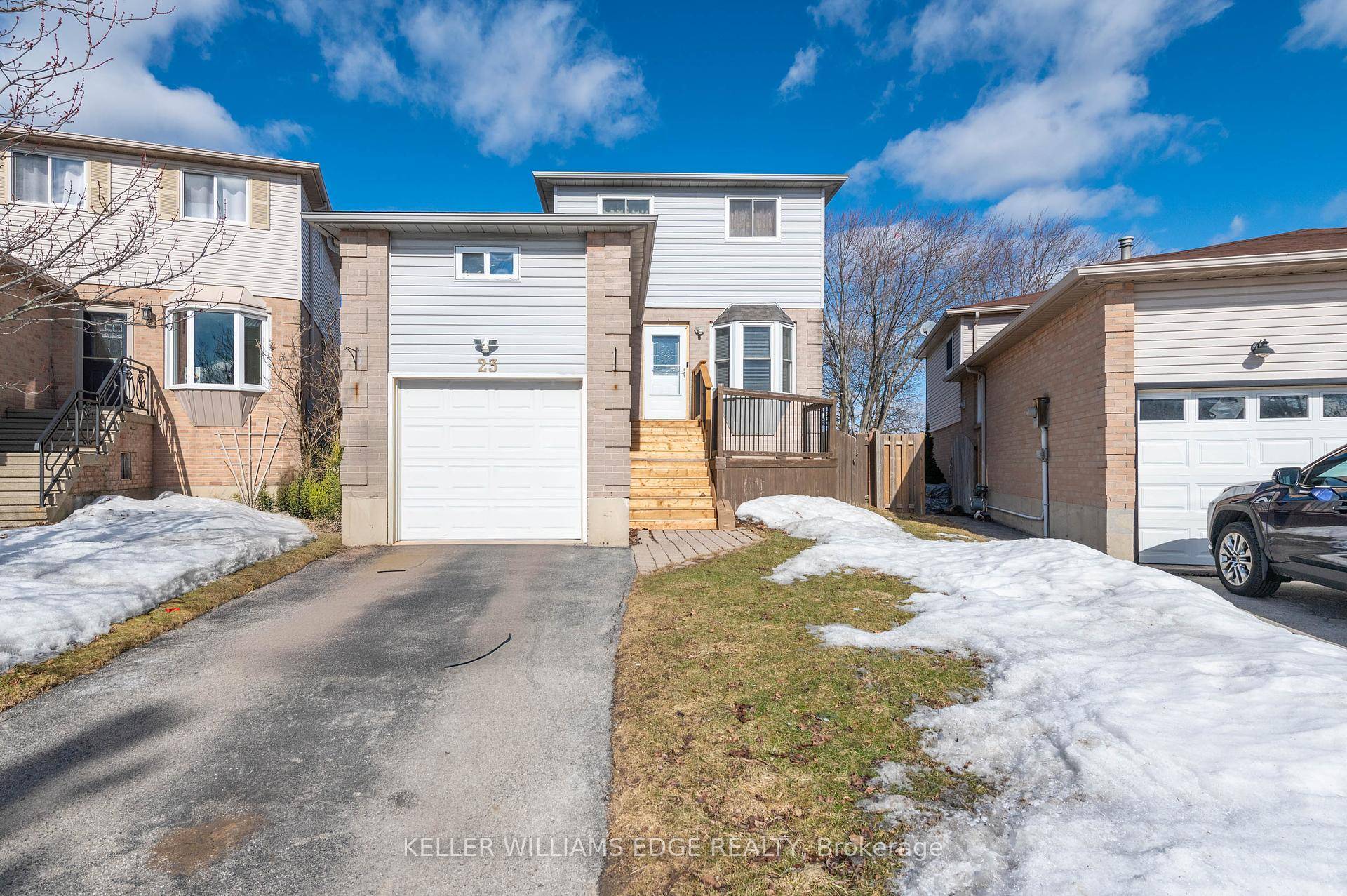 FANTASTIC LOCATION. QUIET DEAD END COURT, HUGE FENCED PIE SHAPED LOT, 161 FEET DEEP.