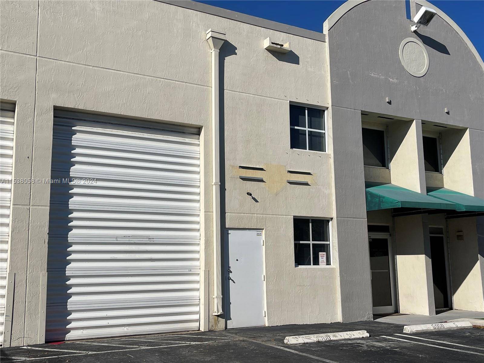 Warehouse with office space for Lease in Doral.