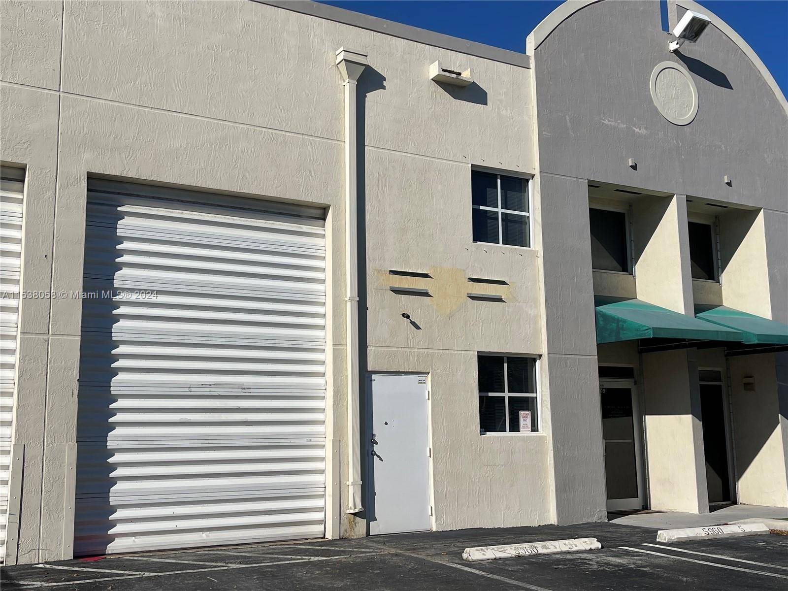 Warehouse with office space for Lease in Doral.