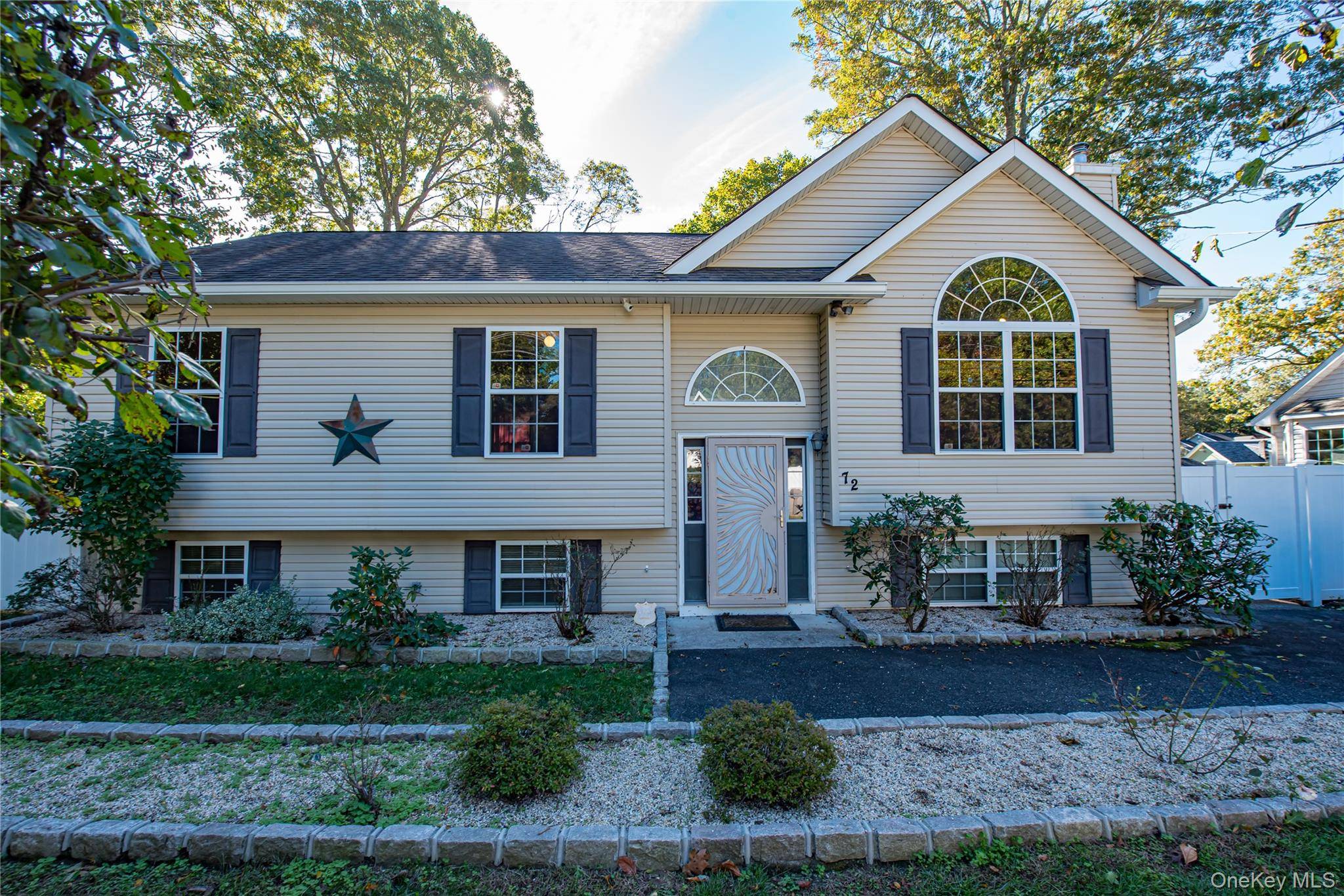 Beautiful 3 Bedroom, 2 Bath Home in Mastic, N.