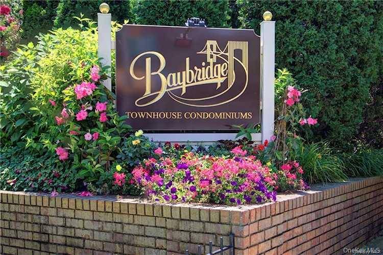 Welcome to this beautiful Townhouse Condominiums at Bayside.