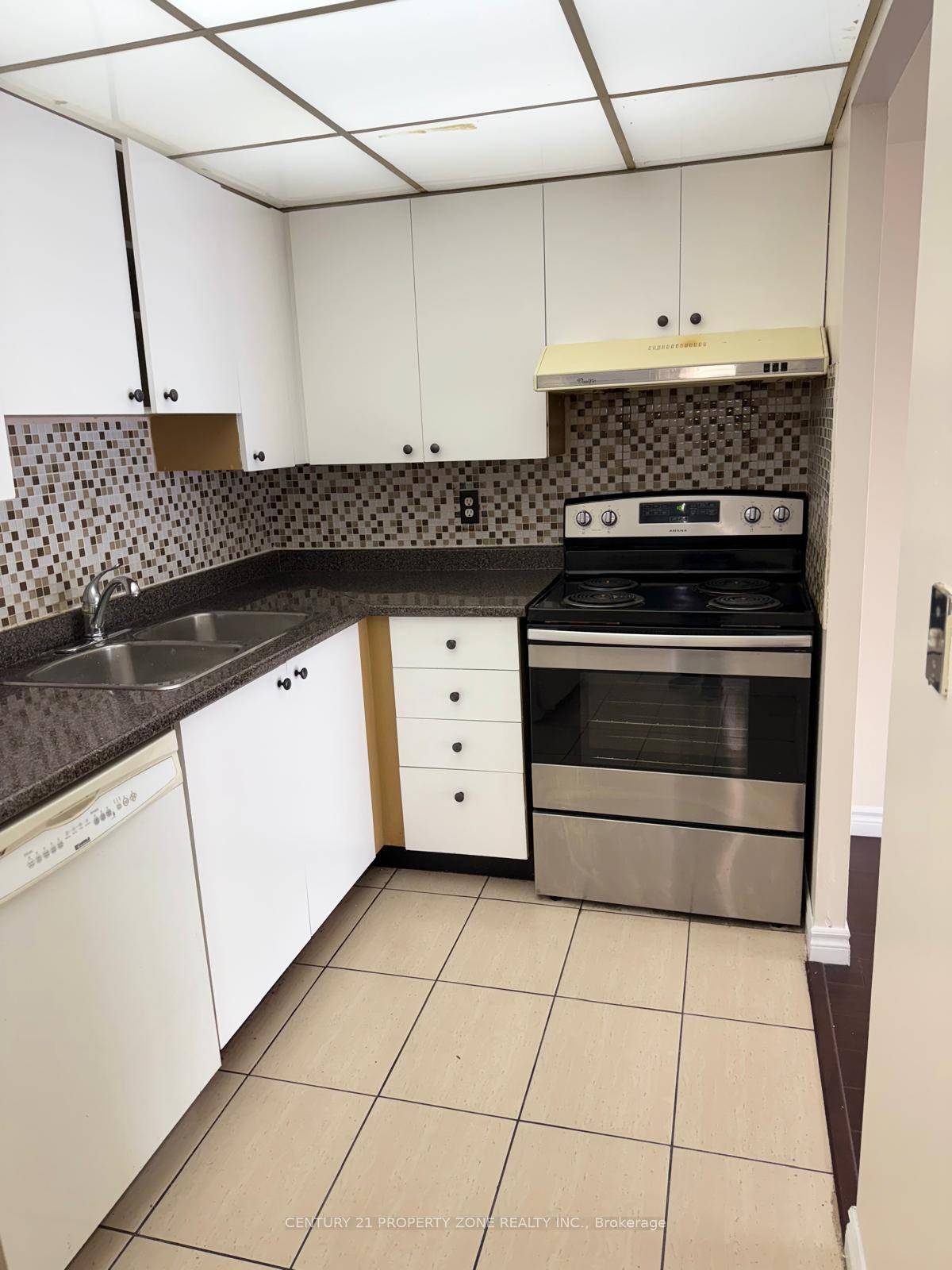 This Bright And Open Unit Is Ideally Situated On The 21st Floor With 2Bedrooms A Den Solarium Along With 2 Washrooms.