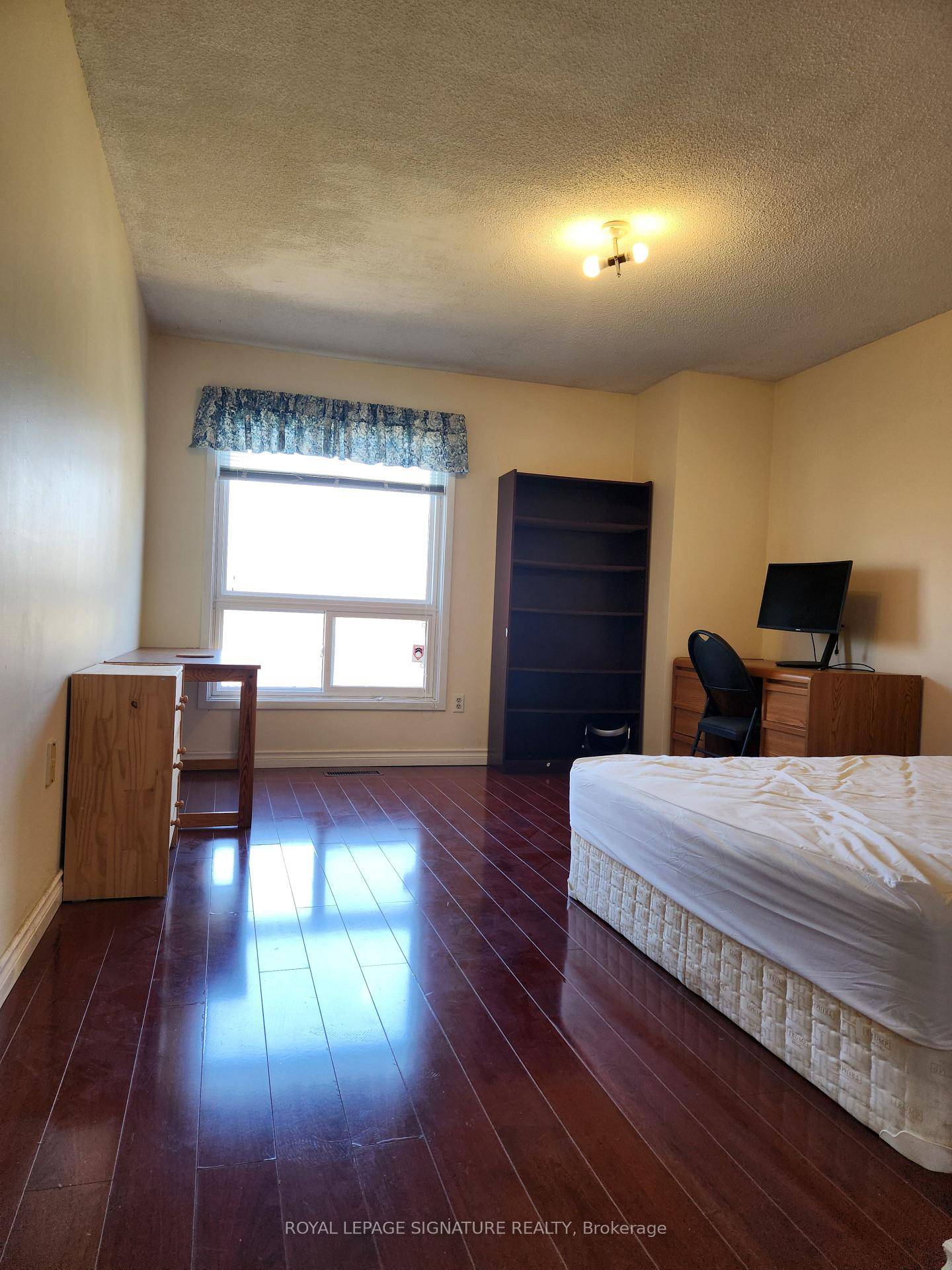 2 Bedroom each room 900 in the 2nd floor for rent, parking included, share kitchen and bathroom, located In The desirable area of Erin Mills And Folkway.