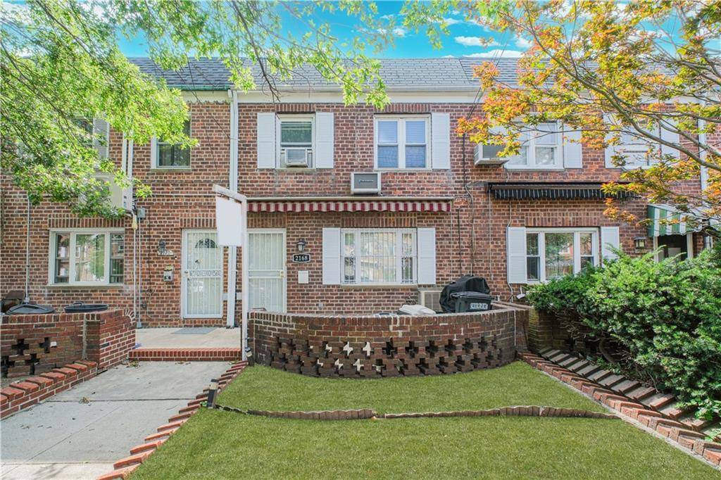 Welcome to this charming single family attached brick home in the heart of Sheepshead Bay.