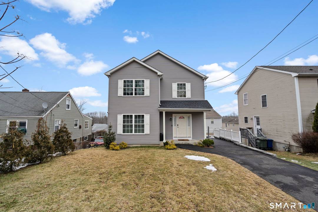 This beautiful colonial is the perfect home !