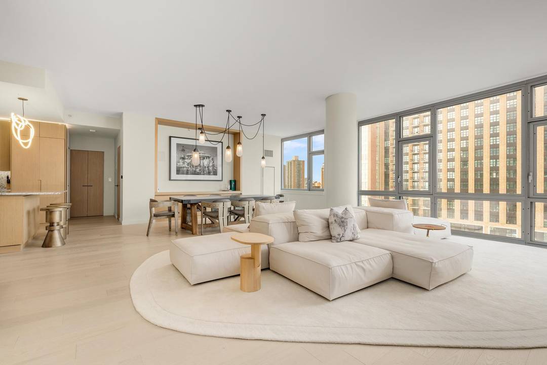 Stunning Convertible 3 Bedroom Residence with Views in the Heart of DUMBO Discover the perfect blend of historic charm and modern luxury in this upgraded 2 bed, 2.