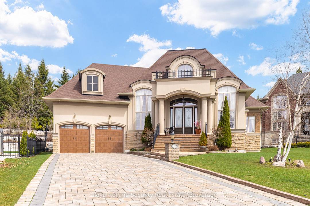 RARE CUSTOM BUILT EXECUTIVE BUNGALOW PREMIUM CUL DE SAC PRESTIGIOUS OAK RIDGES Nestled at the end of a quiet, exclusive cul de sac in sought after Oak Ridges north of ...