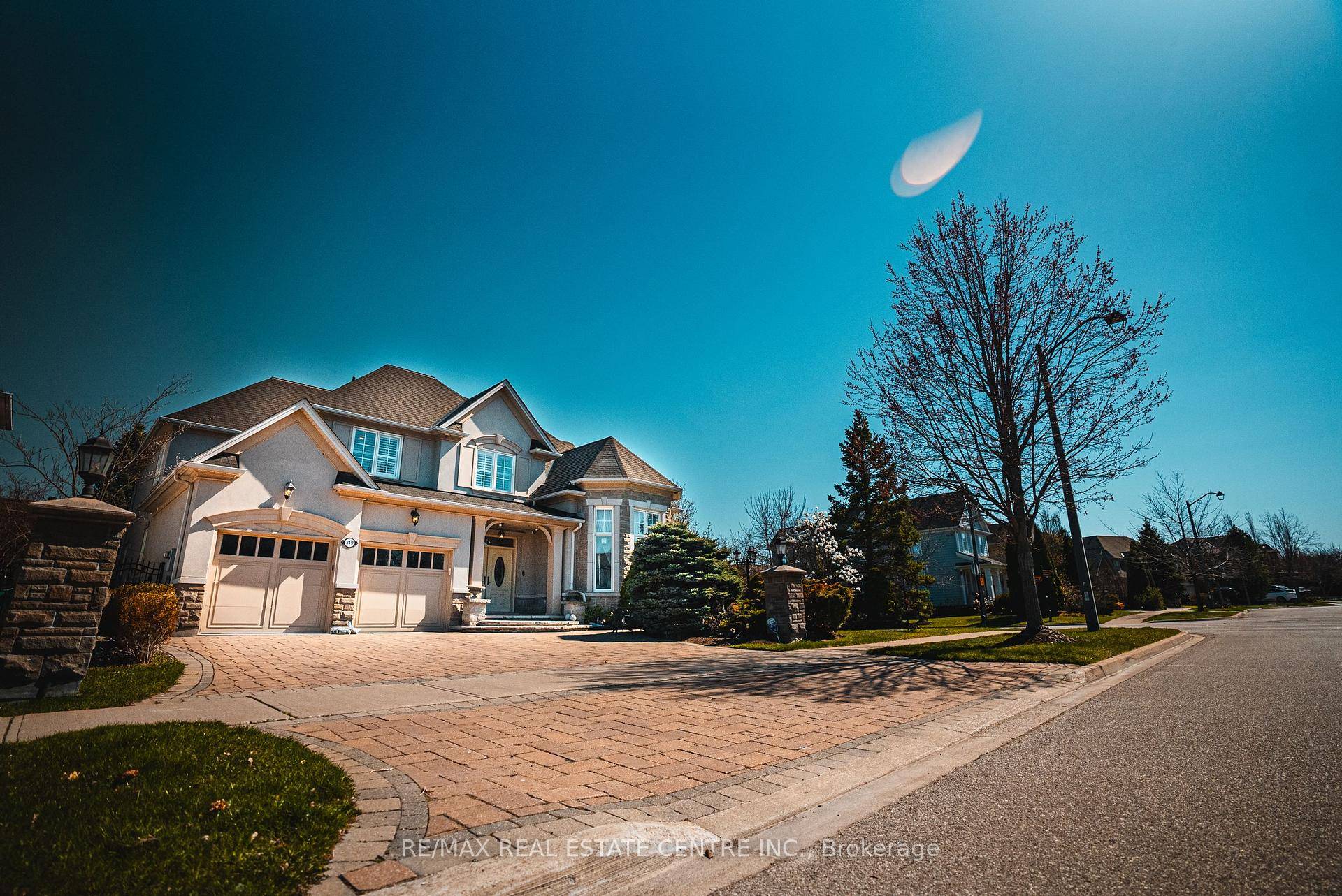 Welcome to this exceptional 2 storey stunning executive residence, perfectly situated on a beautifully landscaped 72 foot lot in the prestigious Watercolours community of Lorne Park with more than 5650 ...