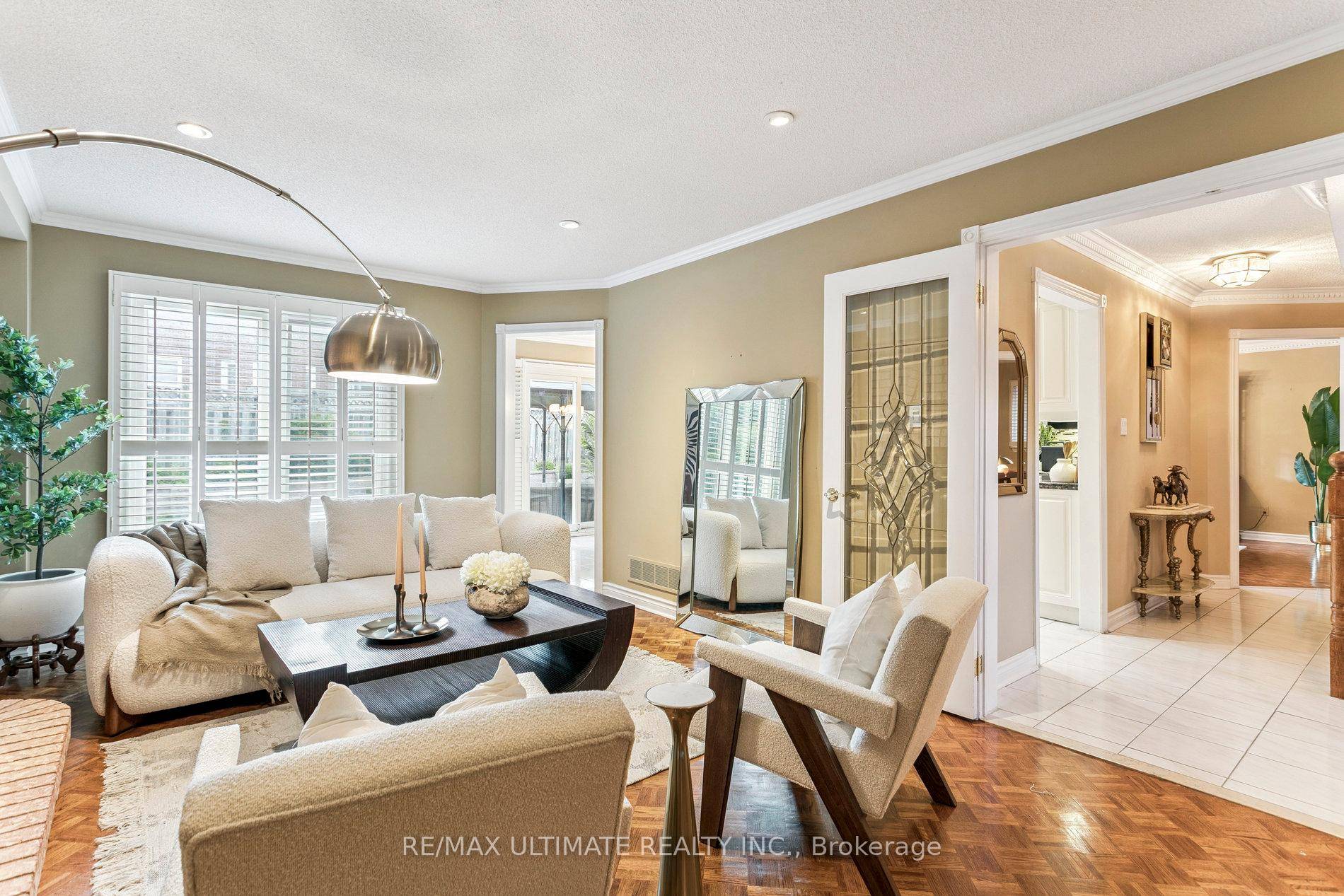 Discover your dream home in the sought after community of Clearview, Oakville.