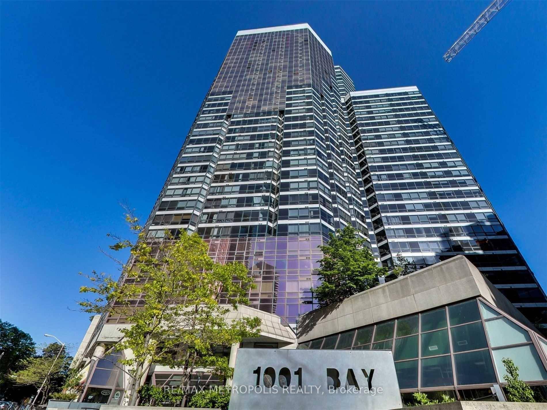 Beautiful 1 Bedroom Solarium Suite Available For Rent In The Most Prestigious Address In Bay Street With Great View.