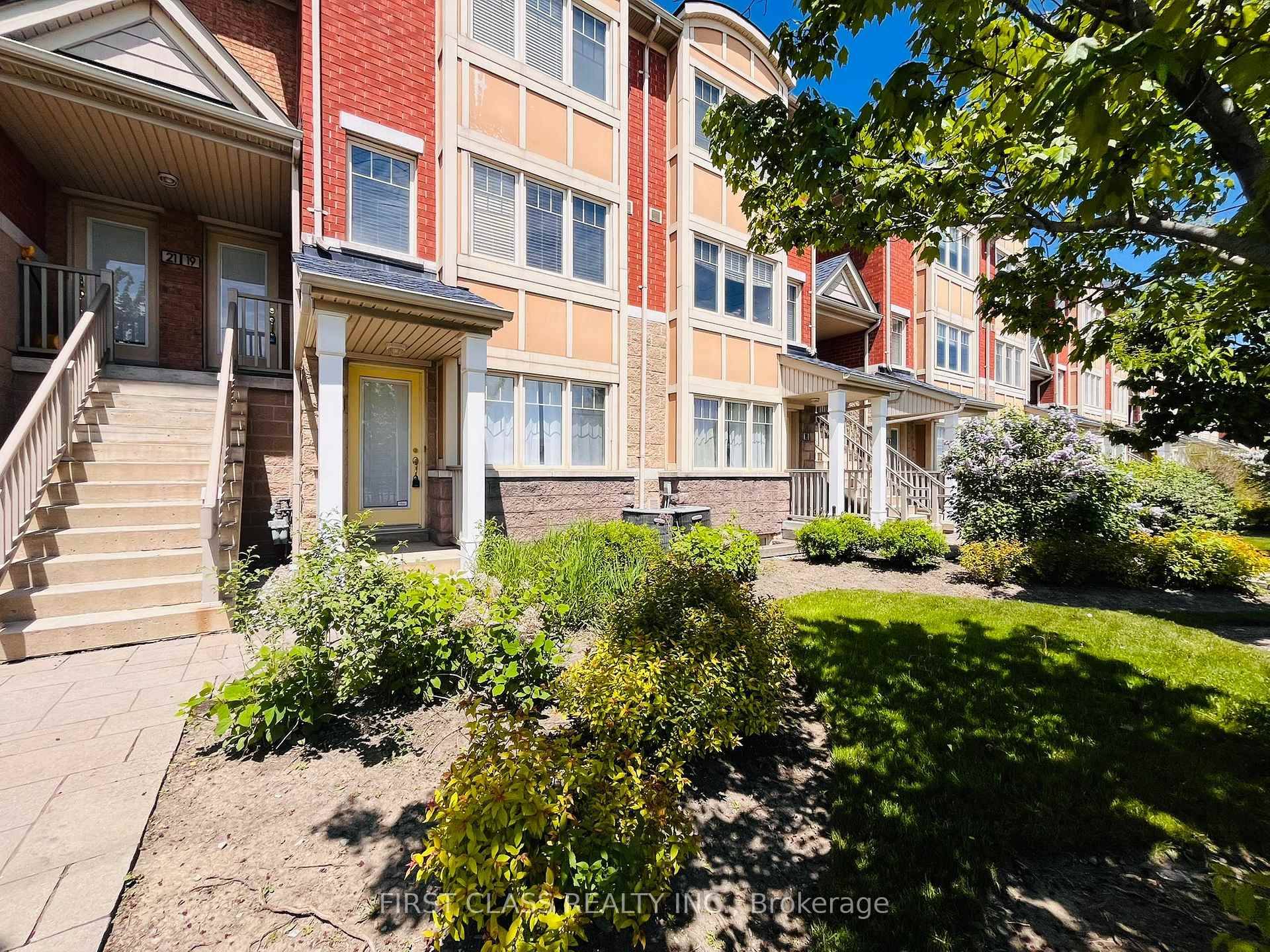 Bright amp ; Spacious 1 Bedroom Rec Room Townhouse in Prime Mississauga Location !