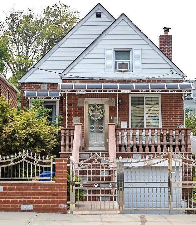Single Family Home with Accessory Unit in Beautiful Pelham Gardens, Bronx, NY Welcome to this charming spacious and versatile single family residence located in the heart of Pelham Gardens, one ...