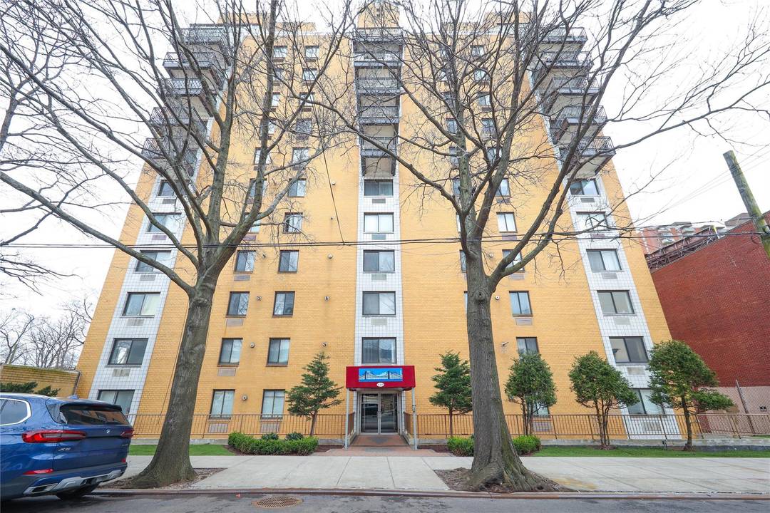 Welcome to this fabulous one bedroom corner unit on the 11th floor of a high rise building 1990, this condo unit comes with its own balcony and has beautiful water ...