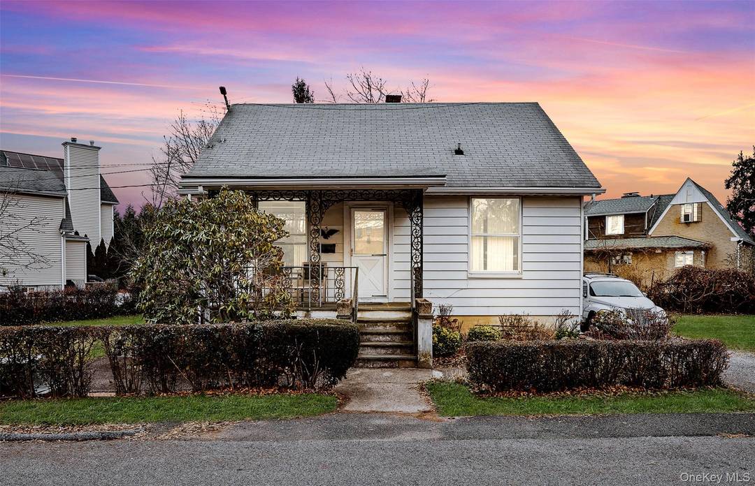 Charming 2 bedroom, 1 bath cottage in the highly sought after Mount Pleasant School District, just minutes from the heart of vibrant Pleasantville and its beloved farmer s market, boutique ...