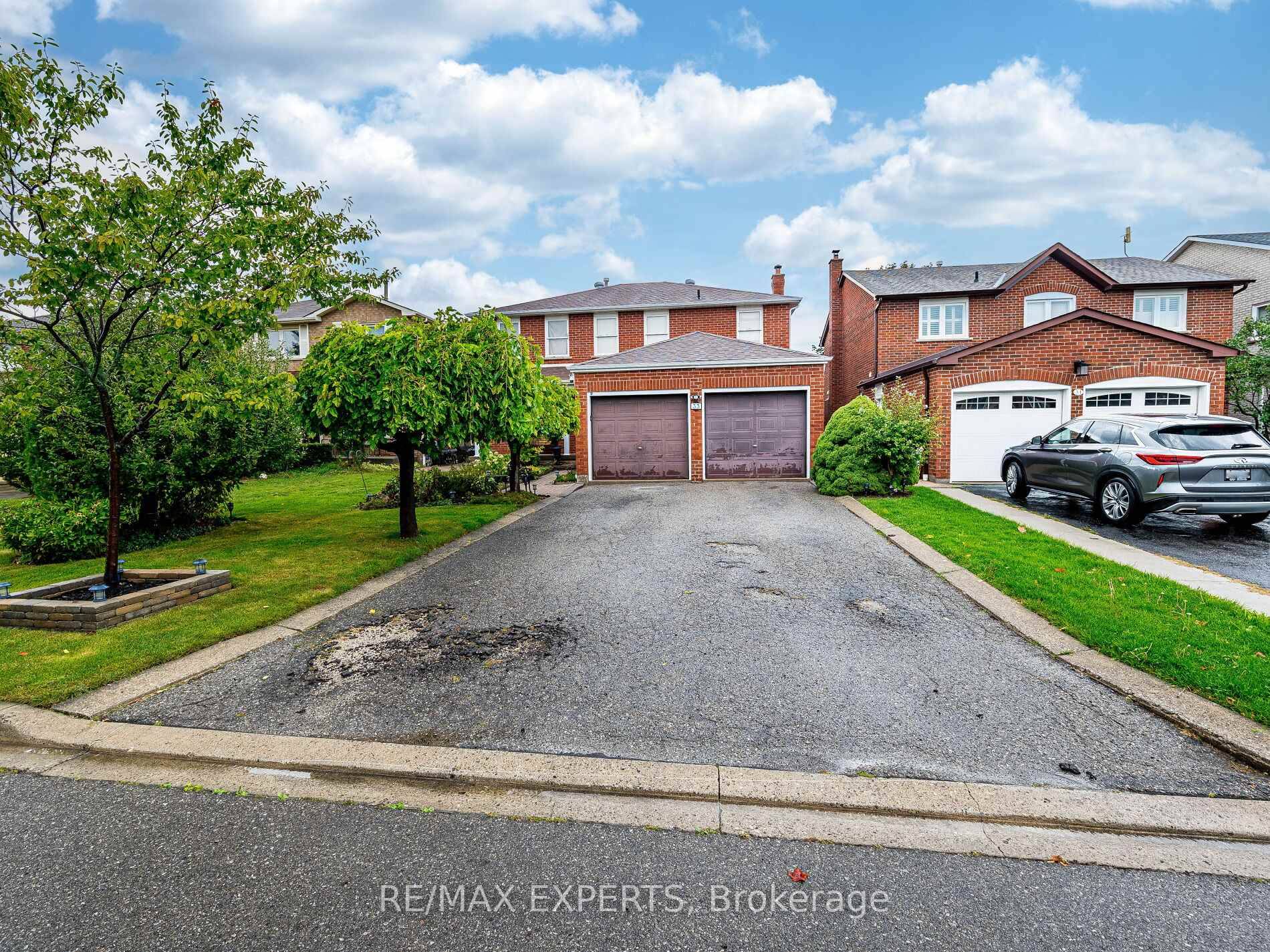 Welcome to this spacious and well maintained original owner, 4 bedroom detached home ideally situated on a quiet, family friendly crescent in Bramptons desirable N section.