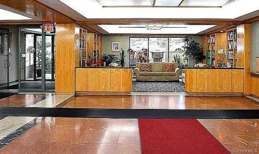 This 2 bed, 1 bath, second floor apartment, located in the center of Flushing and just a few blocks from subway and LIRR, all in a convenient, quiet area.