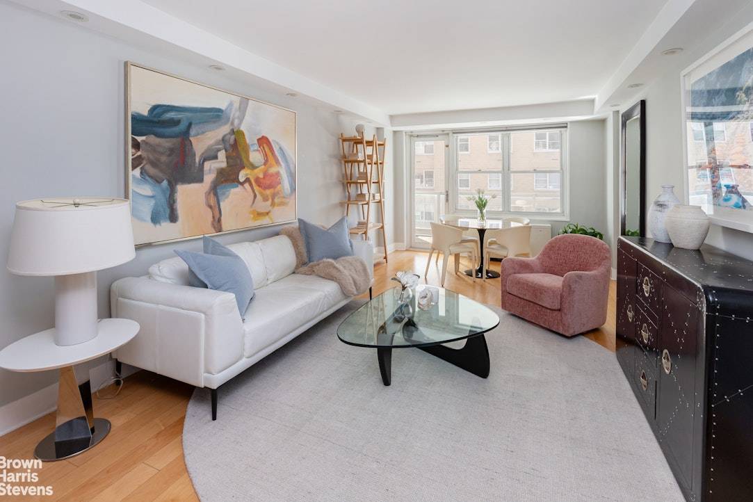 EXCEPTIONAL ONE BED WITH EXTRAORDINARY PRIVATE BALCONY AND HOME OFFICE Alluring high floor, sophisticated and stylish one bedroom home features generous proportions, an enormous private balcony and home office or ...