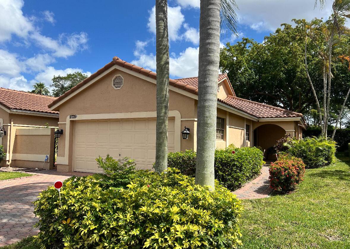 Nestled within the prestigious gated community of Waterberry at Boca Chase, this is a 2 bedrooms, 2 bathrooms residence in 55 and over lifestyle.