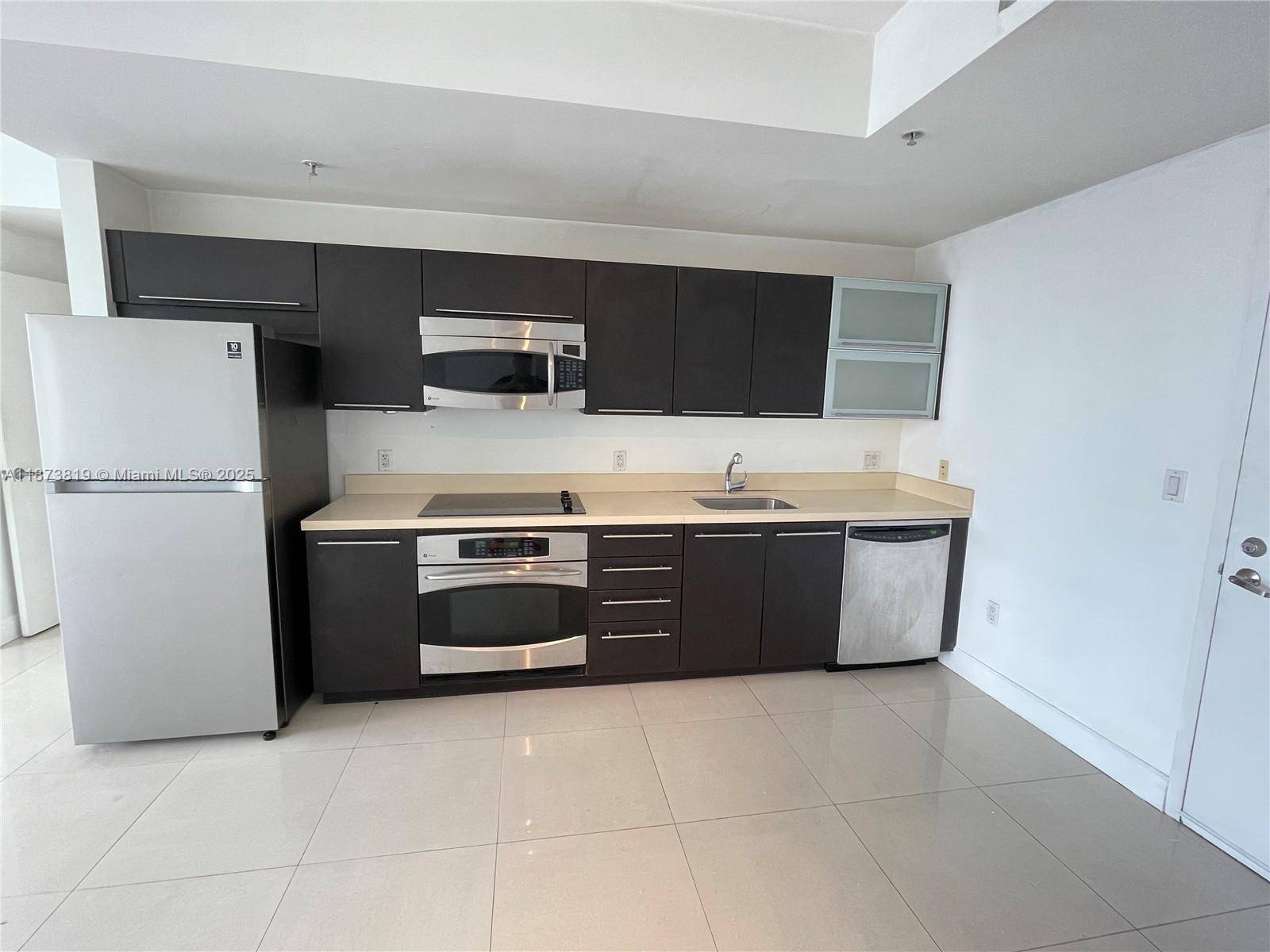 STYLISH 1 BED 1 BATH AT THE IVY LIVE IN THE HEART OF BRICKELL BRIGHT AND OPEN LAYOUT WITH MODERN KITCHEN, STAINLESS STEEL APPLIANCES, PORCELAIN FLOORS THROUGHOUT, AND IN UNIT ...