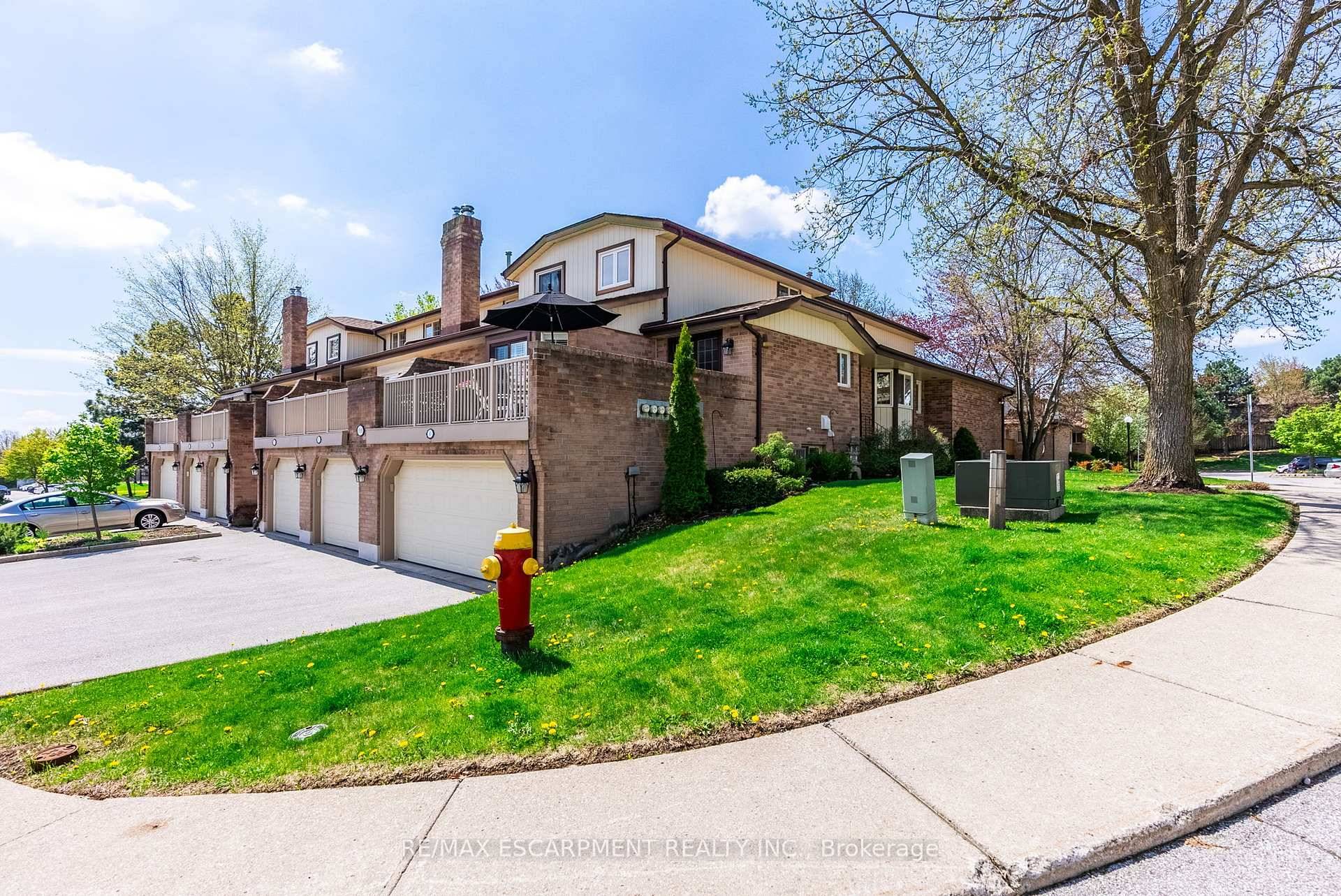Beautifully maintained three bedroom, four bathroom townhome in Burlington's sought after Tyandaga neighbourhood.