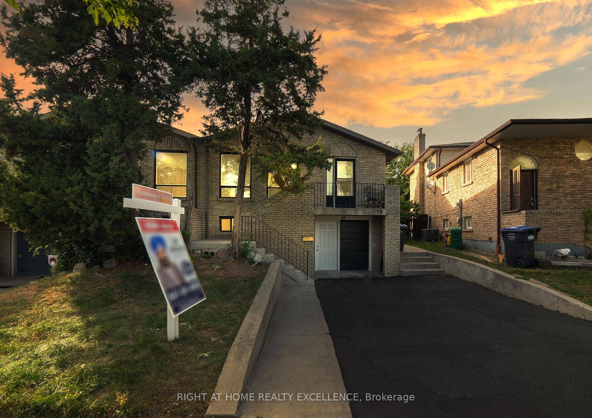 A Gorgeous, Newly Painted amp ; Upgraded Semi Backsplit 5, In the prestigious Madoc community, close to highway 410 amp ; Trinity Mall.